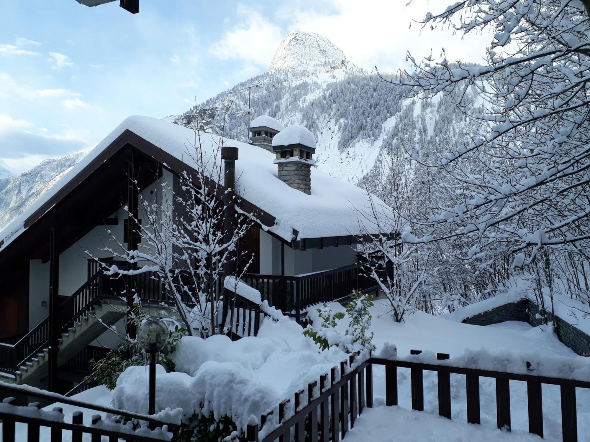 Casa Ai Piedi Del Monte Bianco Apartment Courmayeur Exterior photo